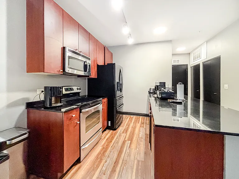 565 W Quincy St #802 — Photo 4