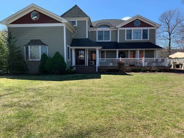 128 Greeley Ave, Sayville, NY 11782
