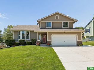210 Oakwood Dr, Papillion, NE 68133