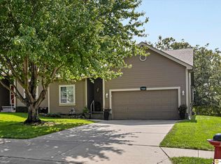 1015 Woodview Dr, Papillion, NE 68046
