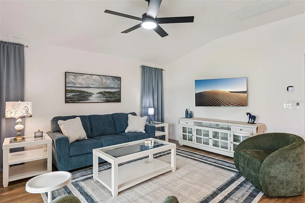 3 bed, 2.0 bath, 1431 sqft, $3,900 — Photo 4