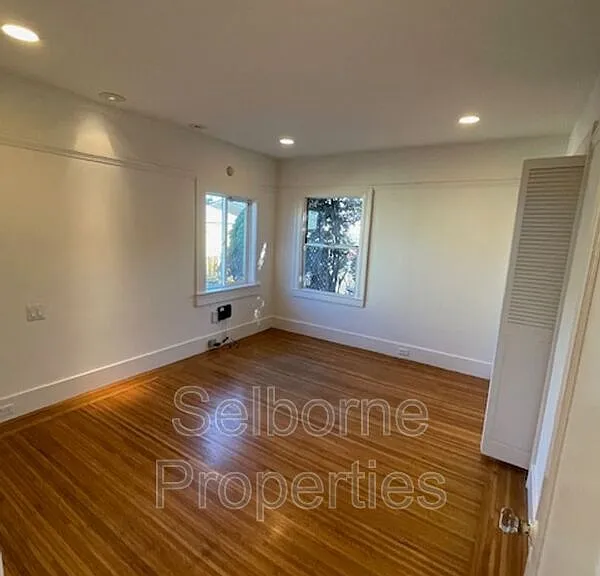 1424 E 20th St — Photo 33