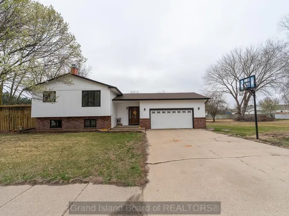 648 Swan Ln, Grand Island, NE 68801