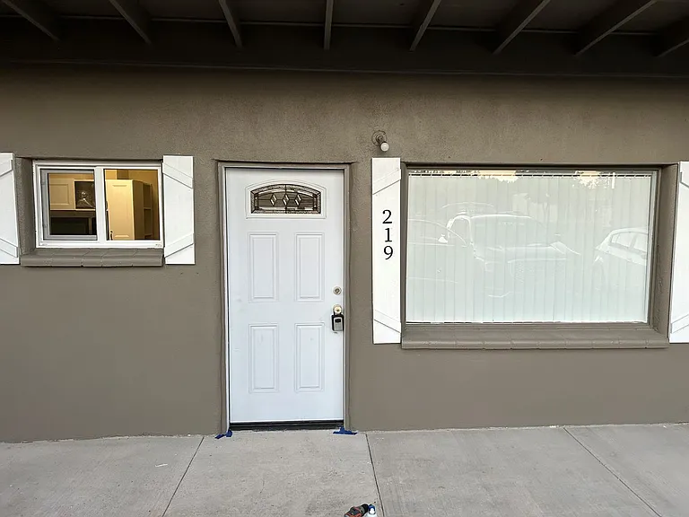 219 SW 4th St — Photo 1