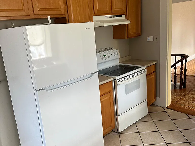 Kitchen Refrigerator & Stove