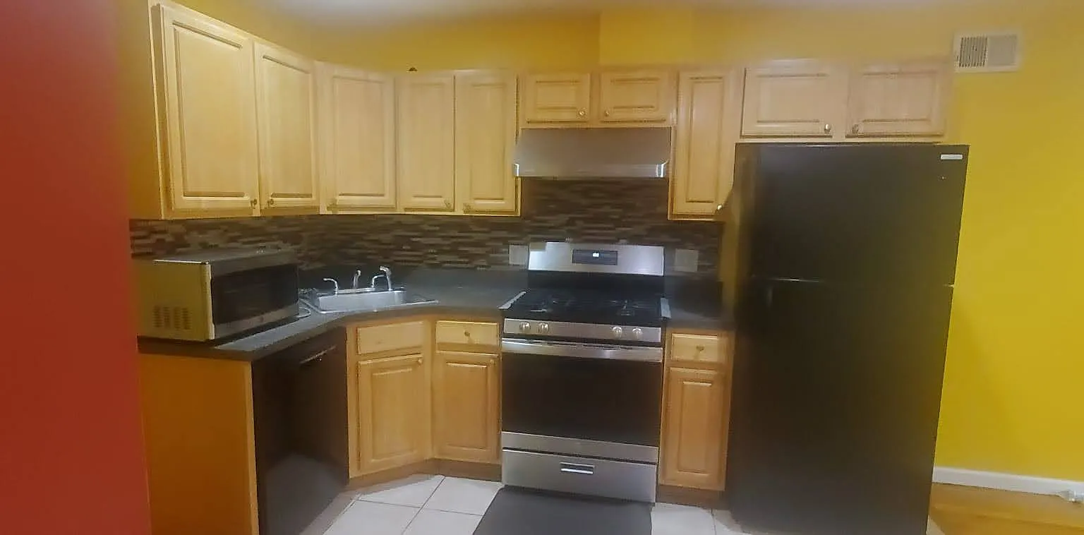 3 bed, 1000 sqft, $2,800 — Photo 1