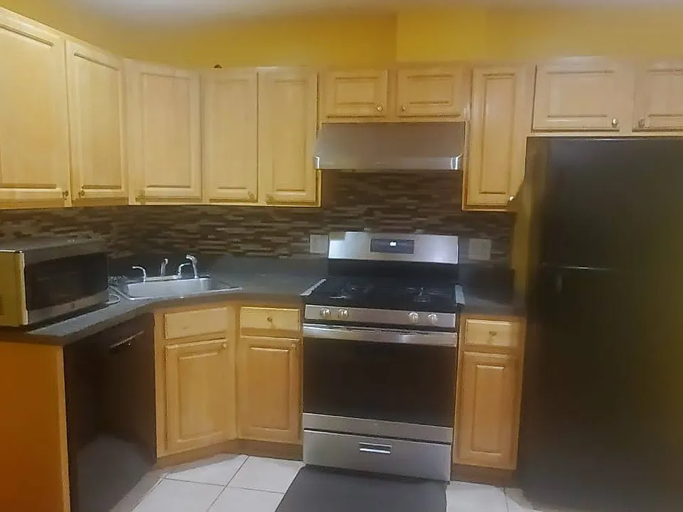 102 Hague St #1