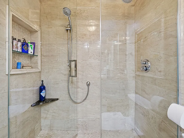 111 E Chestnut St #34B — Photo 17