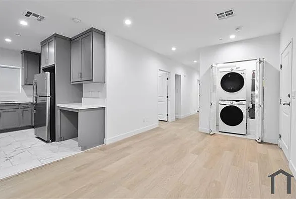 3 bed, 1142 sqft, $2,850 — Photo 2