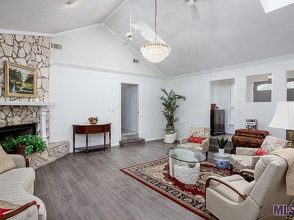 5th image of 15049 Pinecrest St