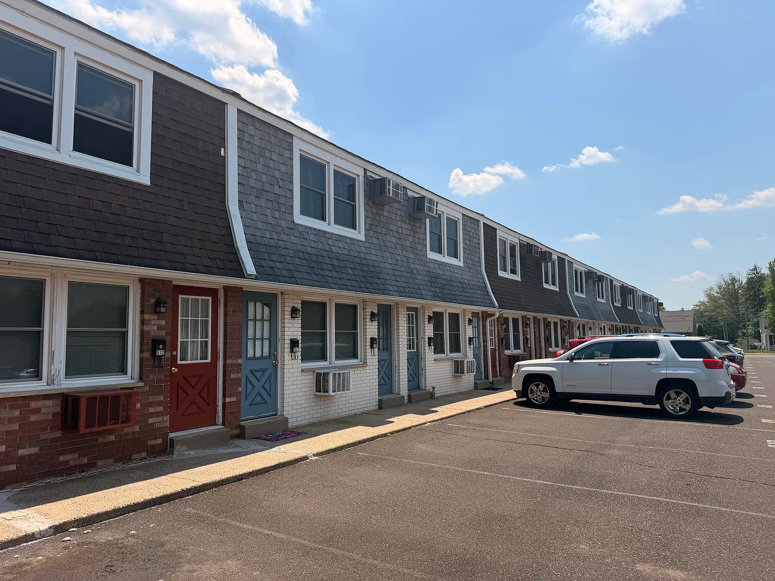 Colonial Square Apartments — Photo 2