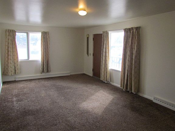 3rd image of 710 S Oak St