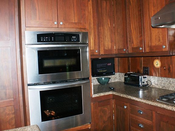Fully-equipped kitchen for everything the gourmet requires.