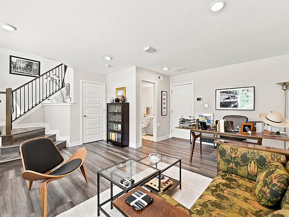 4th image of 896 Yorkshire Ln
