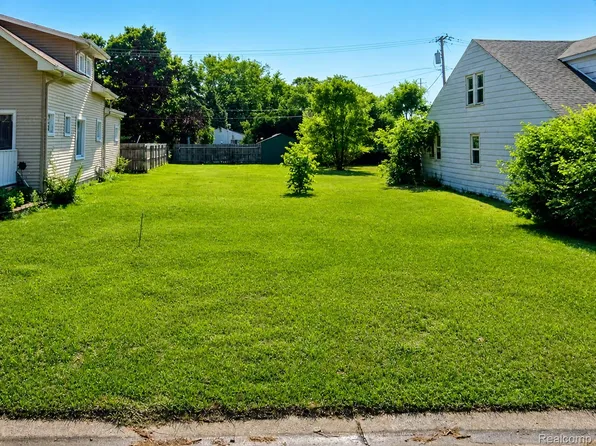 20800 Rensselaer St, Farmington Hills, MI 48336