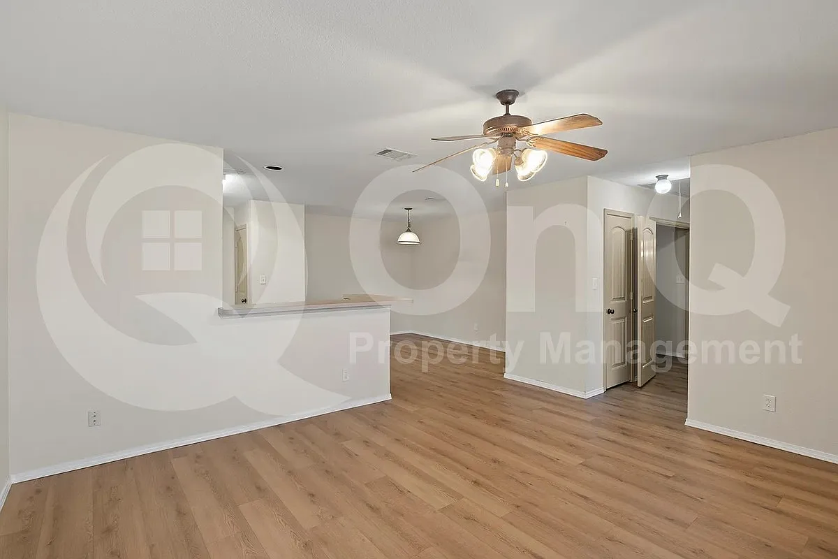 Building Photo - 2335 N Elm St #3