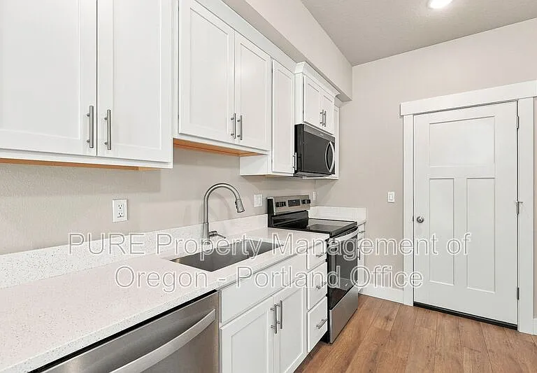 588 NE Alderwood Dr — Photo 17