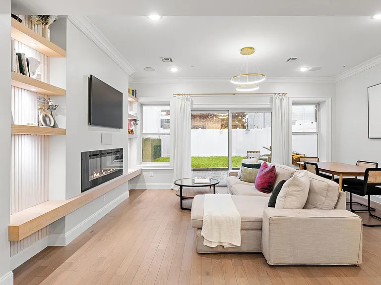 414 New York Ave #A — Photo 3