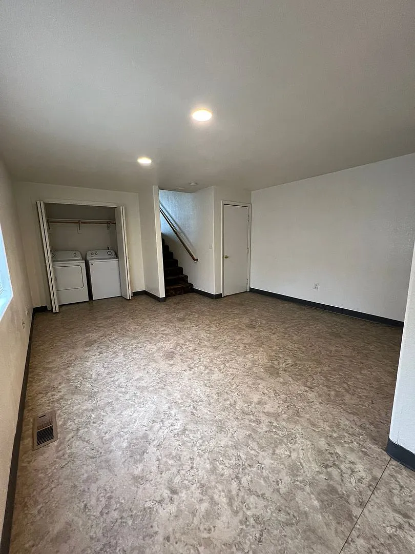 Tri-level 2 Bedroom, 1.5 Bathroom Duplex - Located near Sky Lakes and Oregon Tech! — Photo 4
