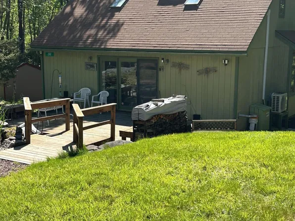 202 Tepee Dr, Pocono Lake, PA 18347