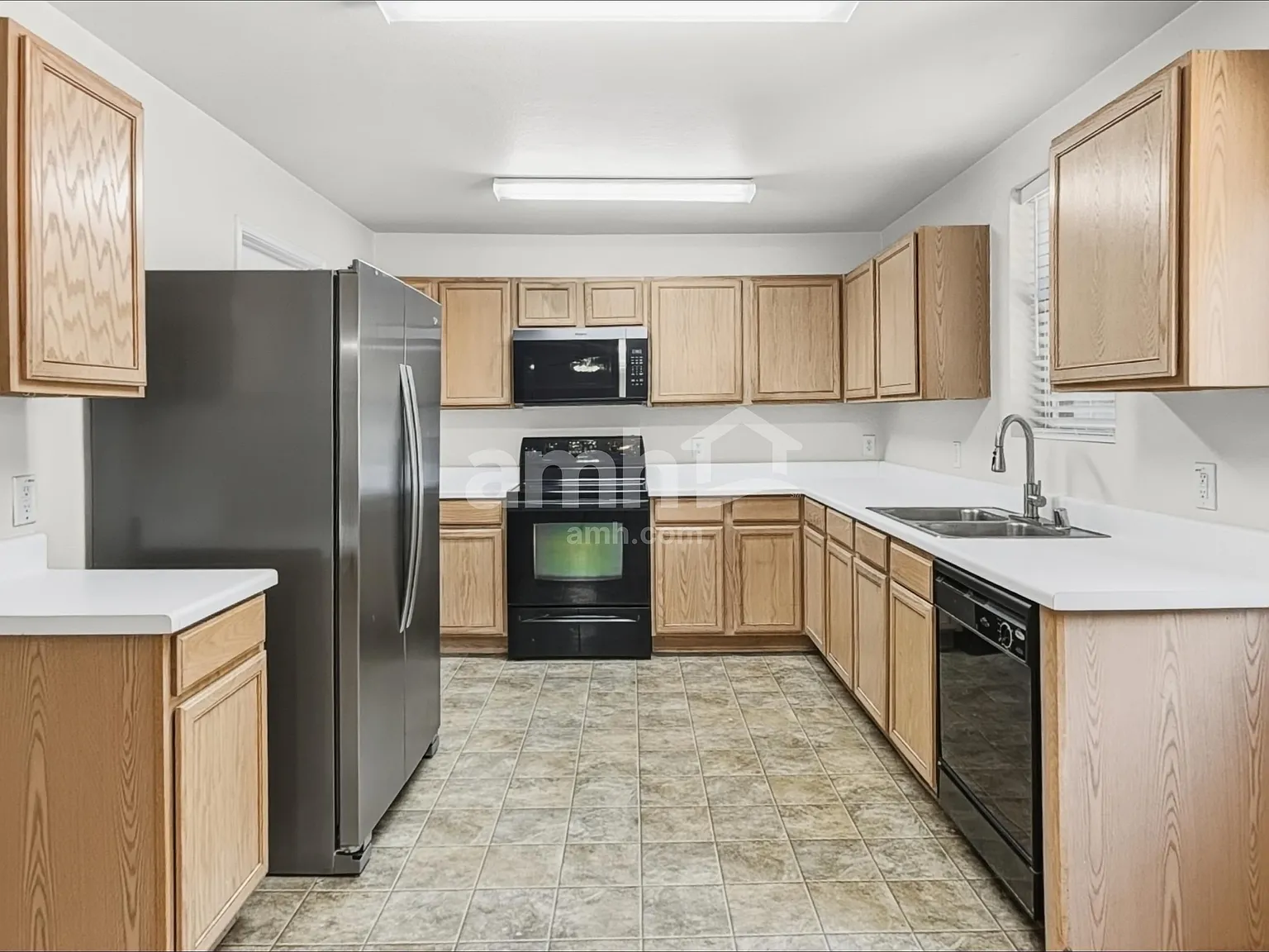 3 bed, 2.5 bath, 2354 sqft, $2,510 — Photo 3