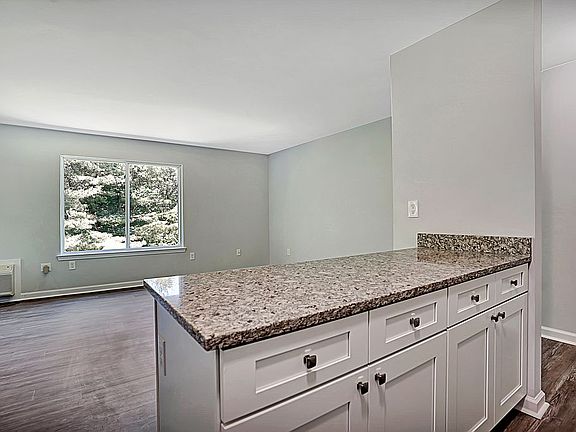 2nd image of 22 Norwich Pl #20