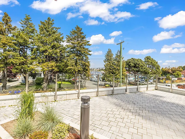 916 Lyall St #107 — Photo 30