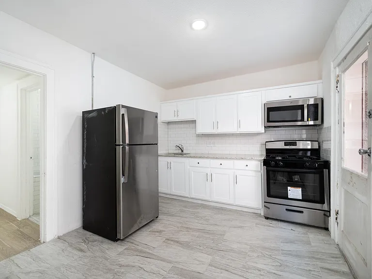 Sunset Heights - 412 W Yandell Street — Photo 9