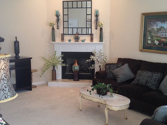 Living Room - Gas Log Frplc