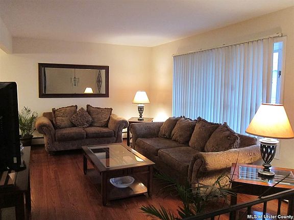 3rd image of 16 Blue Hills Dr