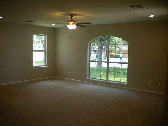 2nd image of 1004 E Crestwood Dr