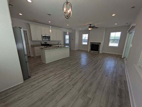 2nd image of 1600 Carma Ct