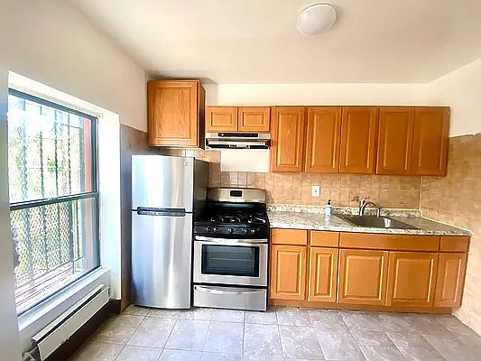 5th image of 492 Willoughby Ave #Top
