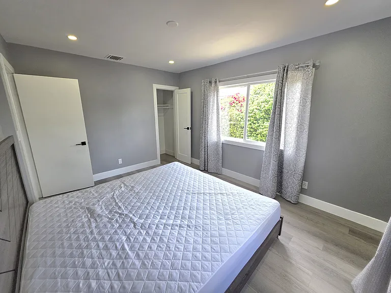 7523 Darby Ave — Photo 10