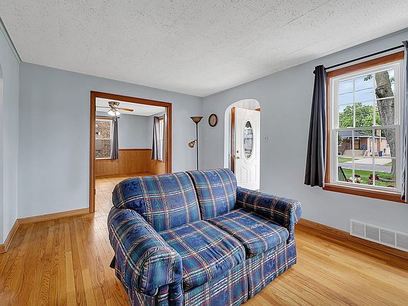 4th image of 10934 S Nagle Ave