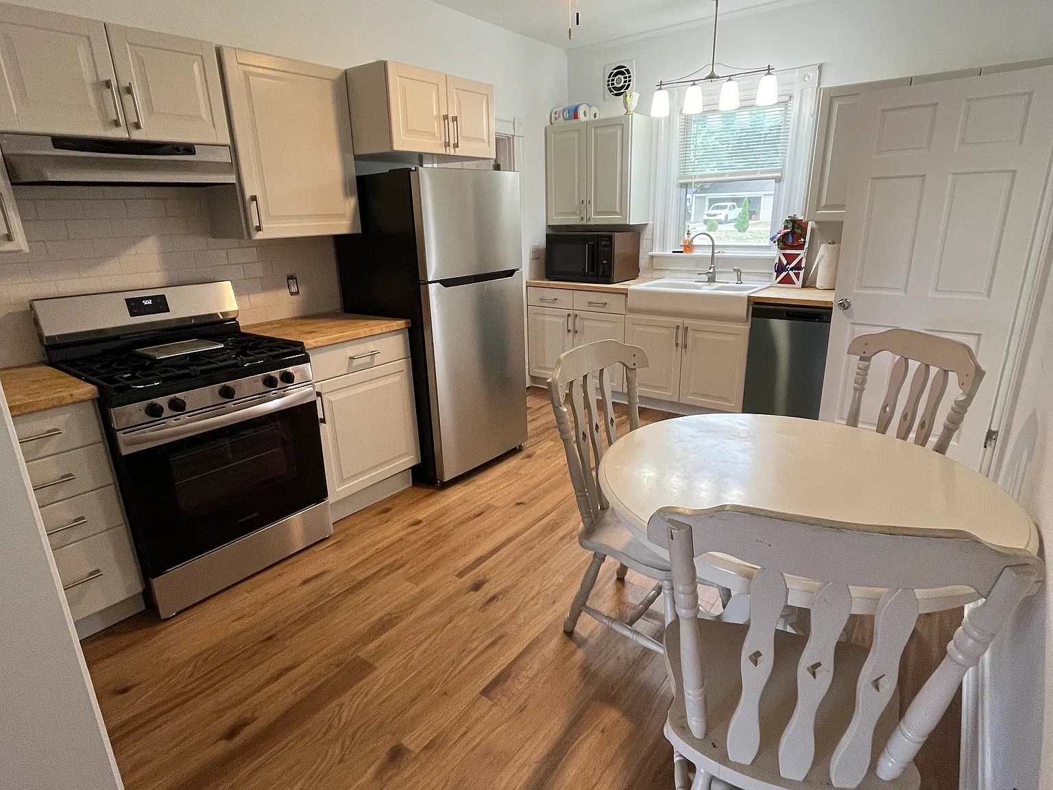 1 bed, 900 sqft, $1,200 — Photo 2