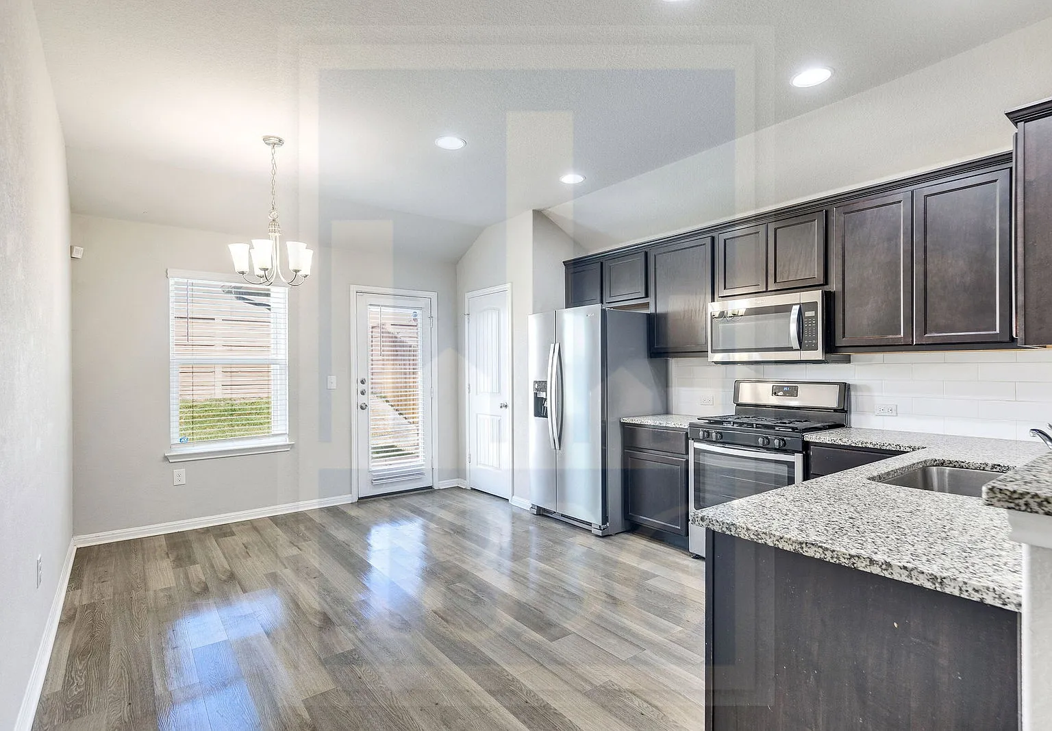 3 bed, 2.0 bath, 1405 sqft, $1,900 — Photo 3