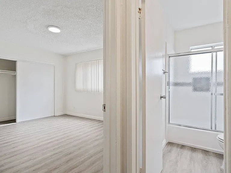 3726 W 102nd St — Photo 5