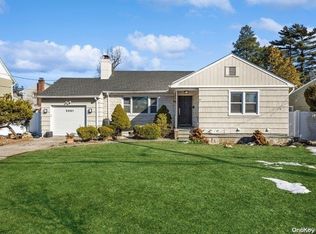 2581 Grand Ave, Baldwin, NY 11510