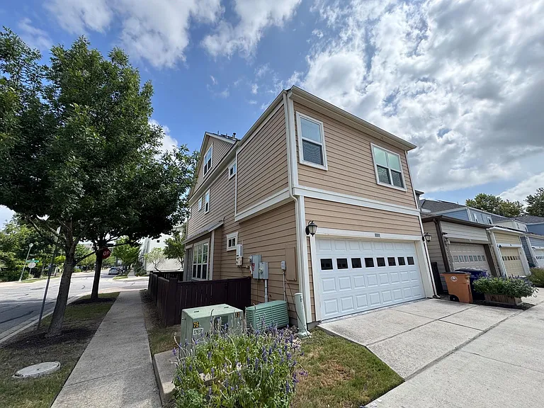 2033 Philomena St — Photo 2