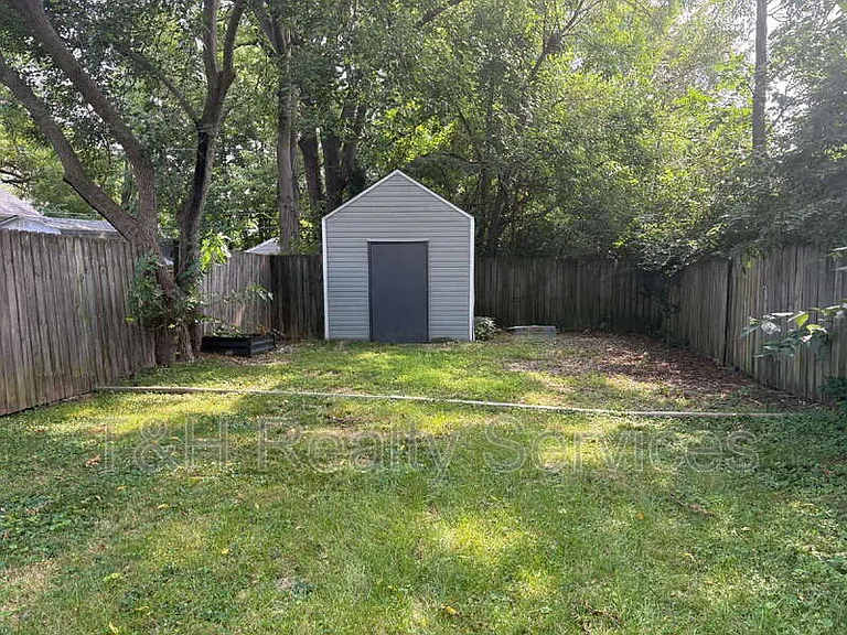1427 S Olive St — Photo 19