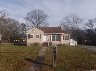 33 Hounslow Rd, Shirley, NY 11967