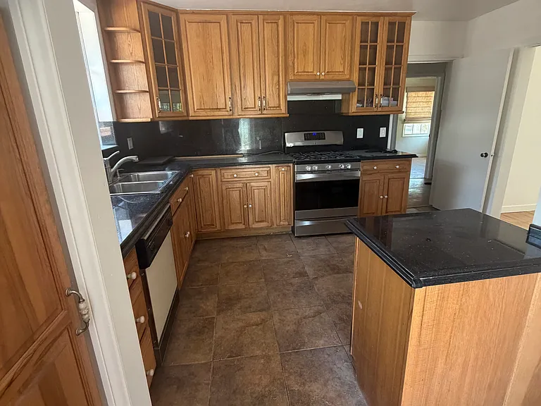10101 Densmore Ave — Photo 5