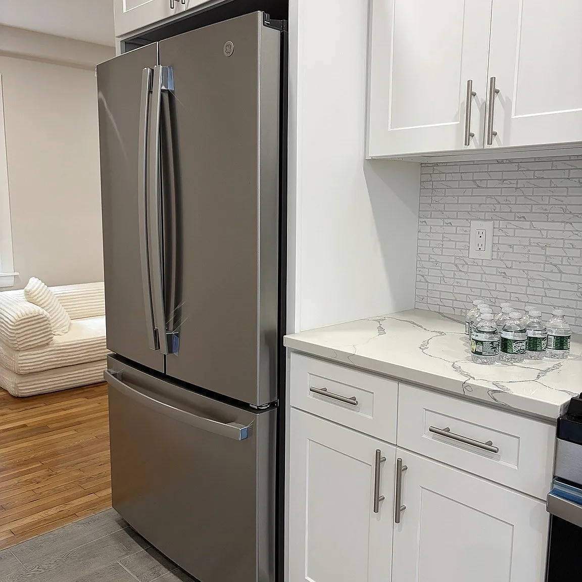 3 bed, 2.0 bath, 1000 sqft, $3,300 — Photo 3