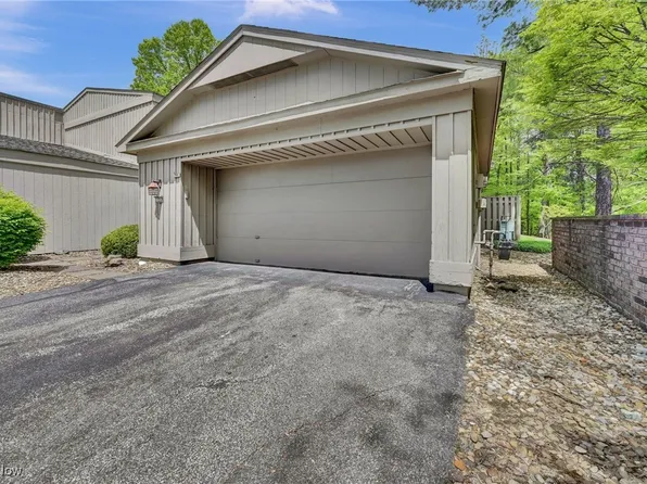 17252 Akita Ct, Strongsville, OH 44136