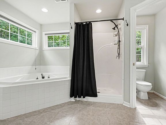 5th image of 24 Crestwood Ln