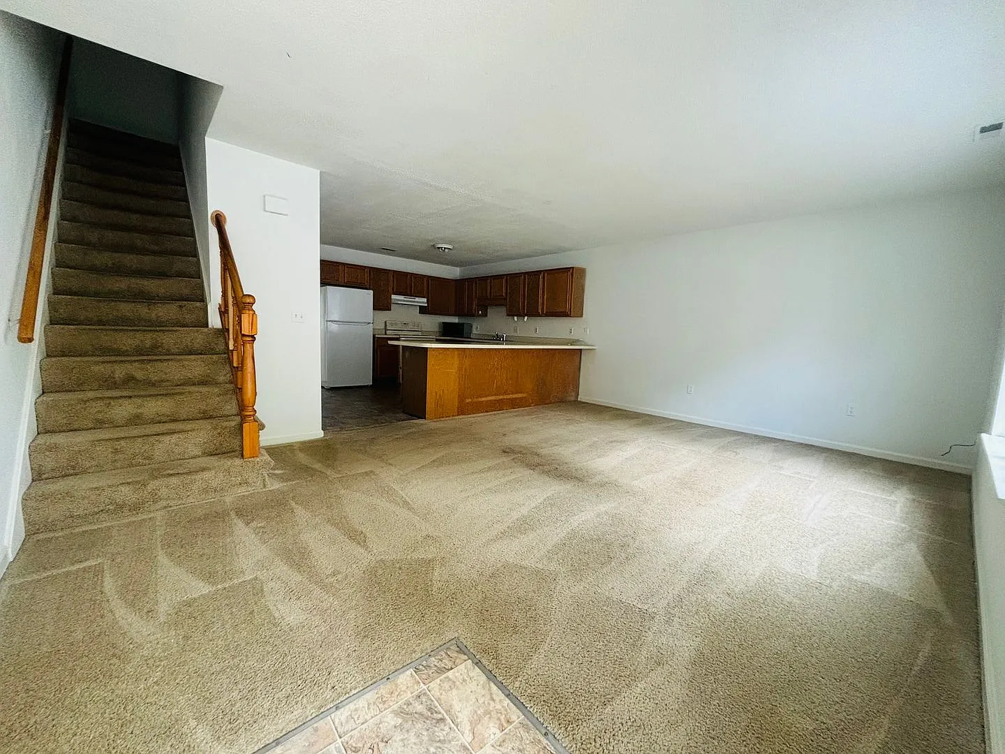 4 Bedroom 3 Bath with Den Townhouse — Photo 4