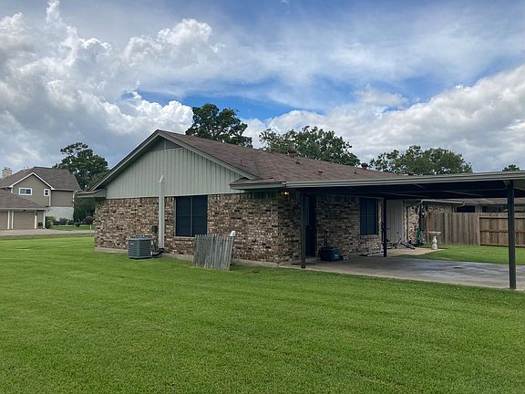 Beautifully painted exterior and 6' back yard wooden privacy fence.