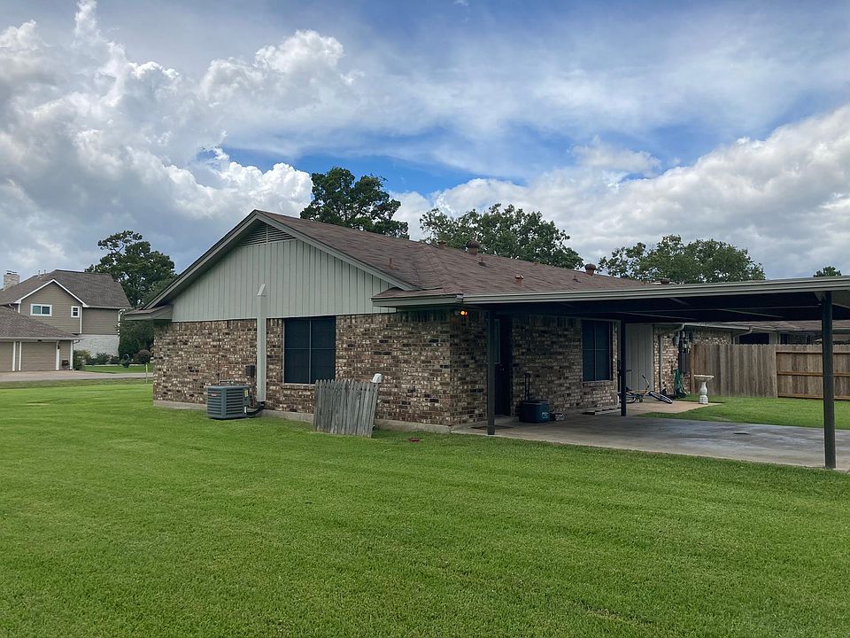 Beautifully painted exterior and 6' back yard wooden privacy fence.