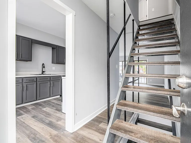 142 W 8th Ave #B — Photo 11